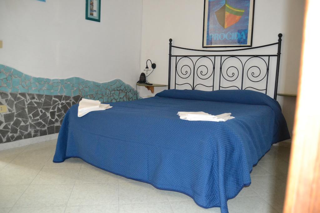 Piccolo Tirreno Hotel Residence Procida Camera foto